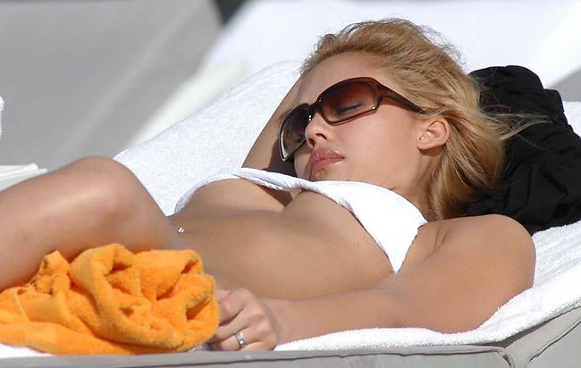 Jessica Alba paparazzi sunbathing boobs picture