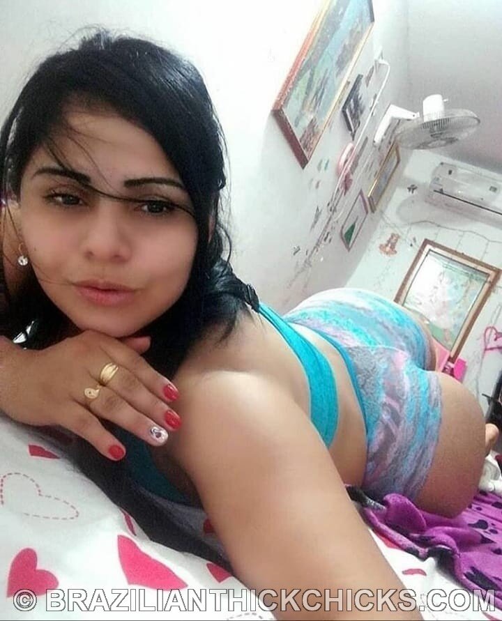 뜨거운 브라질 보여주는 그녀의 엉덩이-brazilianthickchicks .com picture