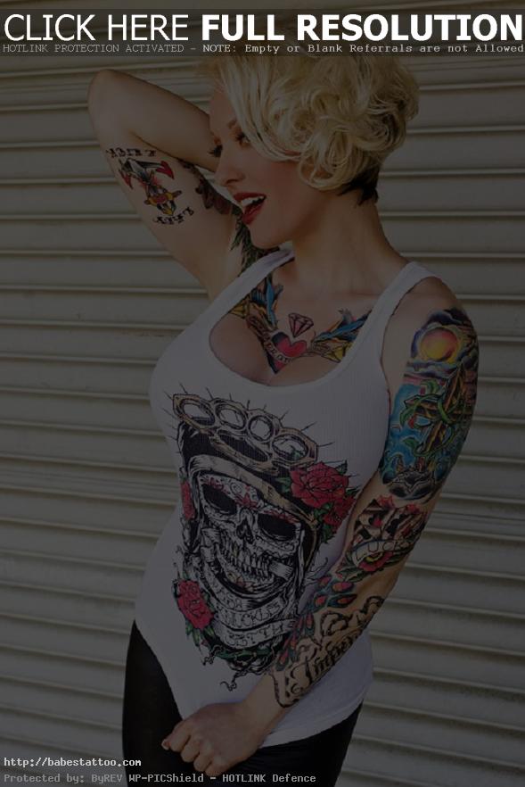 슈퍼 섹시한 미소와 해골 티셔츠가 매우 섹시한 큰 가슴 라티 나 문신 소녀 picture