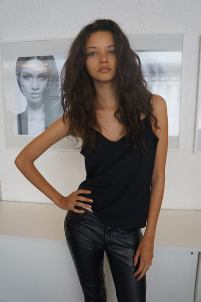 wow modeli siyah giyiyor picture