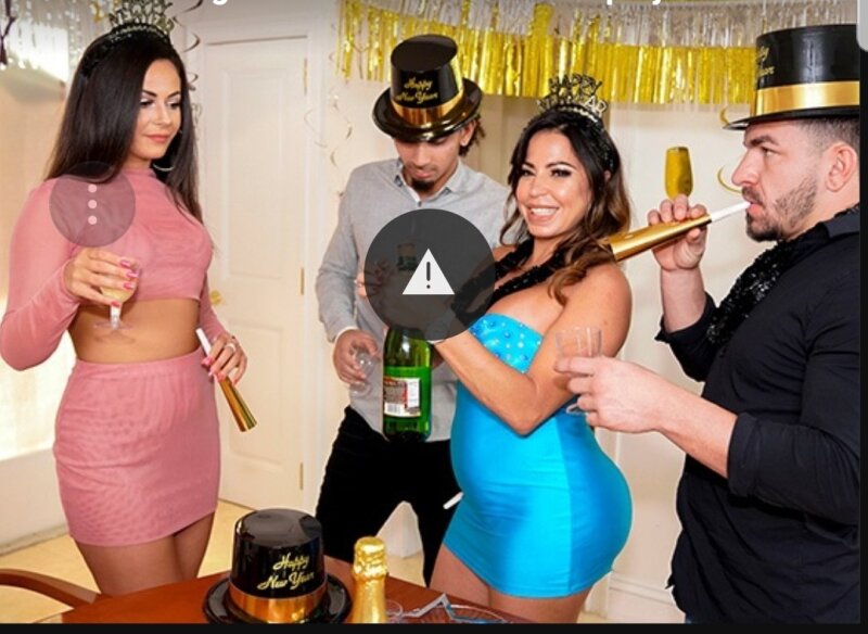 왼쪽에 분홍색 드레스를 입은 섹시한 여자는 누구입니까? picture