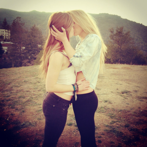 kissing picture