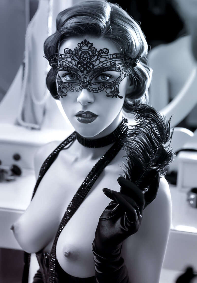 Maskeli balo maskeli güzel kadın mükemmel göğsünü gösteriyor picture