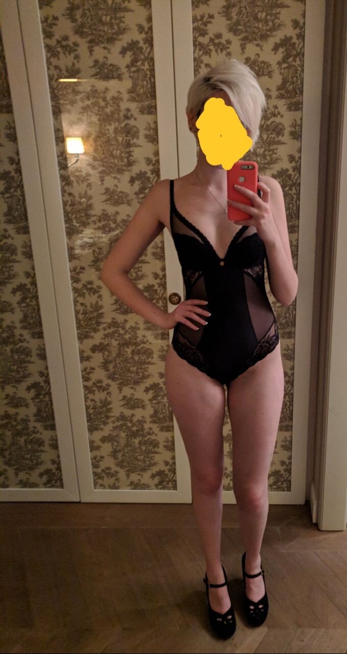 Kız arkadaşım arkadaşımla buluşmasından önce bana selfie gönderiyor picture