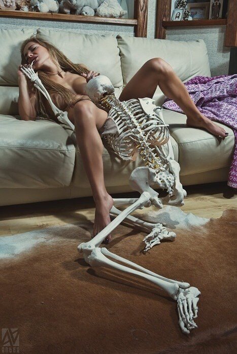 Skeleton Eating Pussy picture