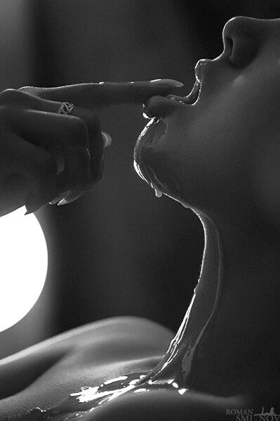 Cum yüzüne indi ama şimdi damlıyor picture