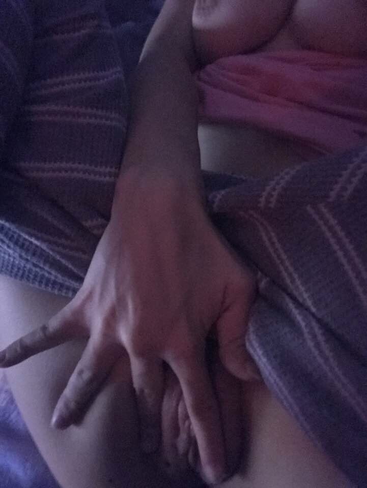 Janice는 그녀가 나에게 보낸 다른 셀카에서 젖은 보지를 과시했습니다. picture