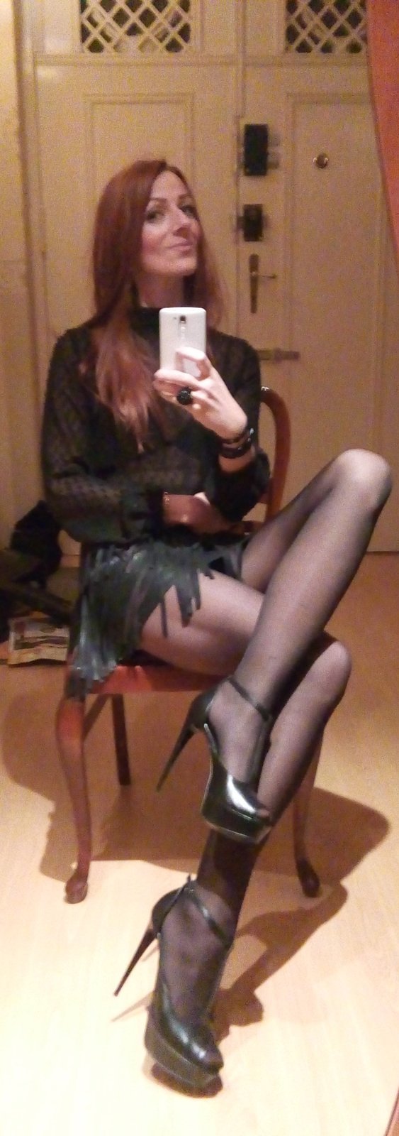 nefis foxy olgun hatun selfie için naylon çorap ve yüksek topuklu şaşırtıcı güzel bacaklar açığa picture