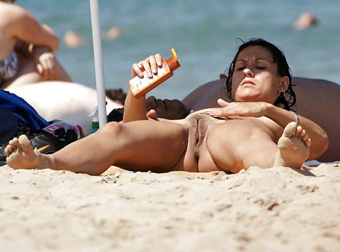 海滩裸体/ 120820-裸体女人在海滩上的照片在隐藏的摄像头上 picture