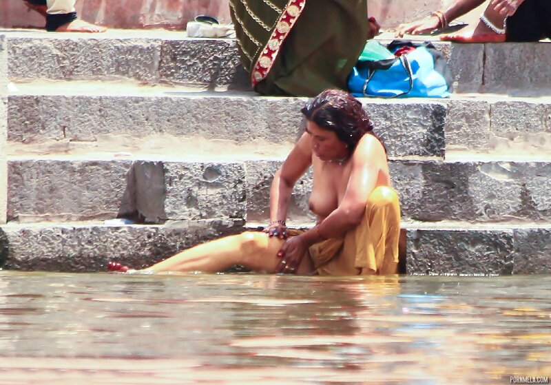 屋外でお風呂に入るインドのアマチュアヌーディスト妻 picture