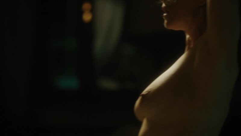 la famosa actriz italiana de tetas naturales Monica Bellucci desnuda y follando en la serie Mozart in the Jungle picture
