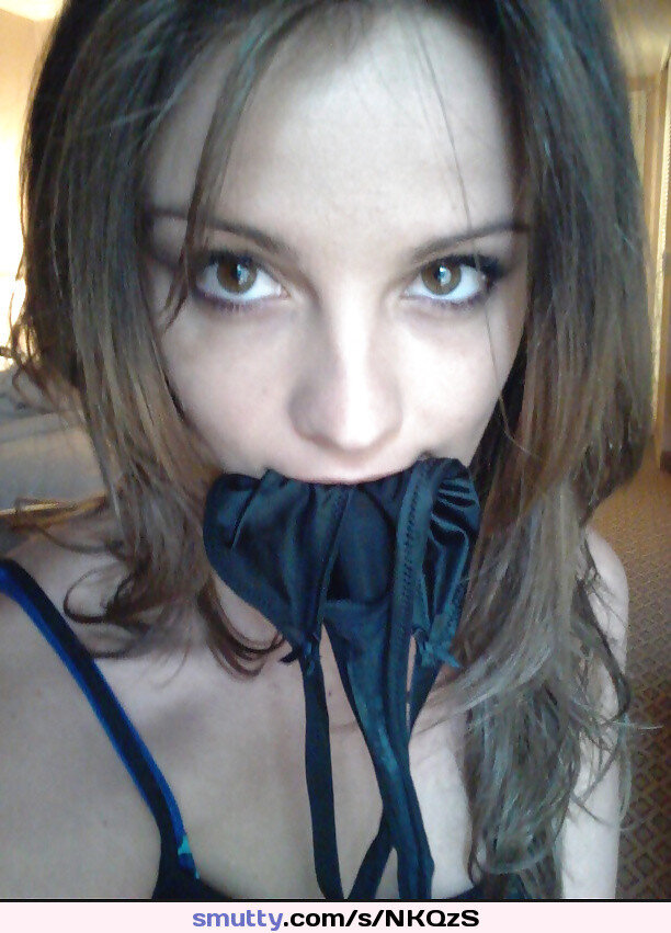 嘴里的脏内裤 picture