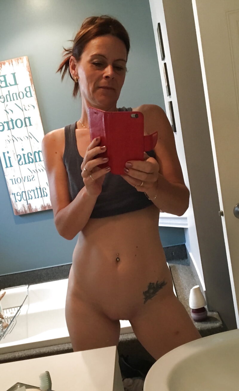 Sexy milf whit amazing shaved pussy picture