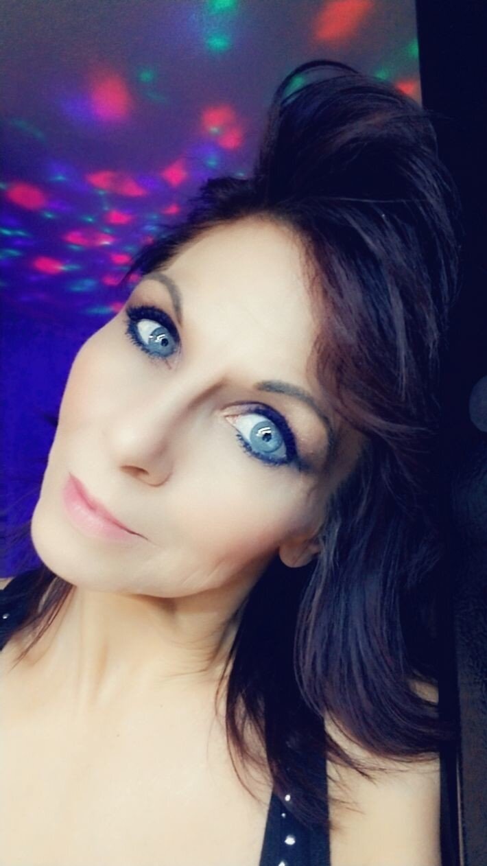 Sexy Blue Eyed MILF picture