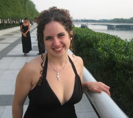 ユダヤ人の熟女ジュディは黒いドレスで彼女の巨乳を披露します picture