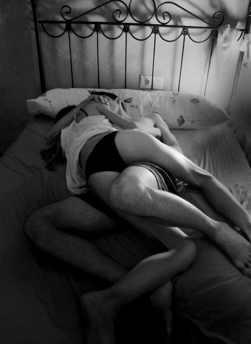 Yatakta sarılma çift picture