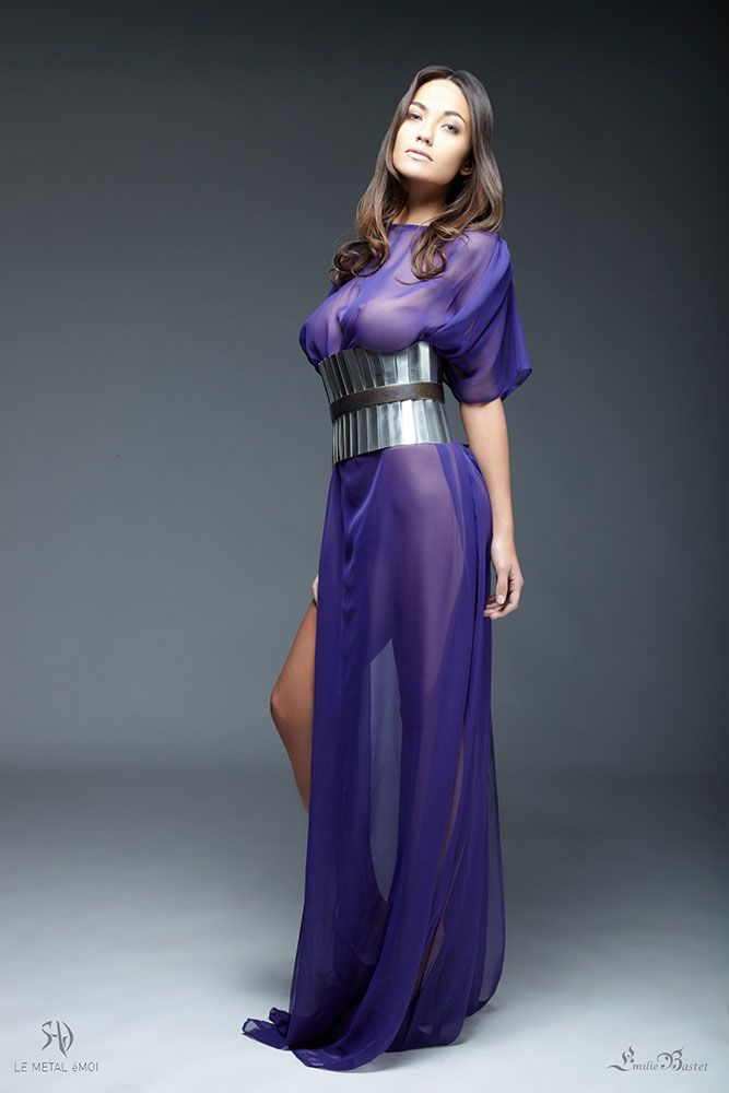 紫色透视连衣裙。 picture