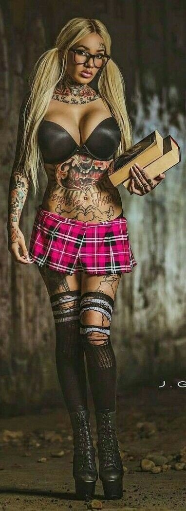 문신을 한 금발 picture