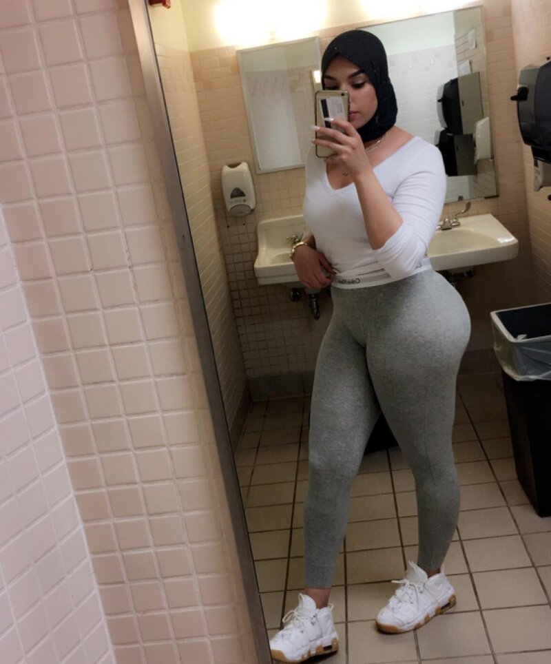 Spor salonunda egzersiz yaptıktan sonra inanılmaz Hijabi eşek picture