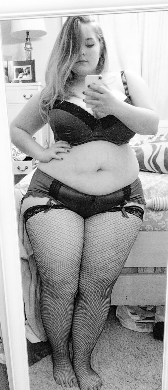 Wide hips and big legs in fishnets picture