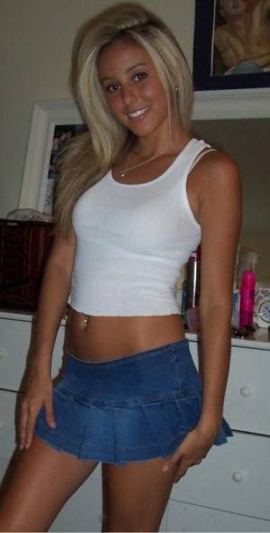 미니 스커트를 입은이 섹시한 십대 소녀를 평가하세요 picture