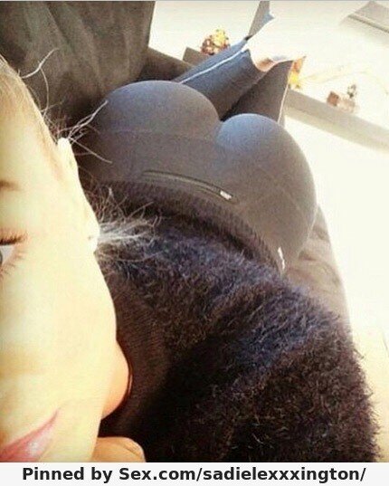 Round Ass in Yoga-Pants picture