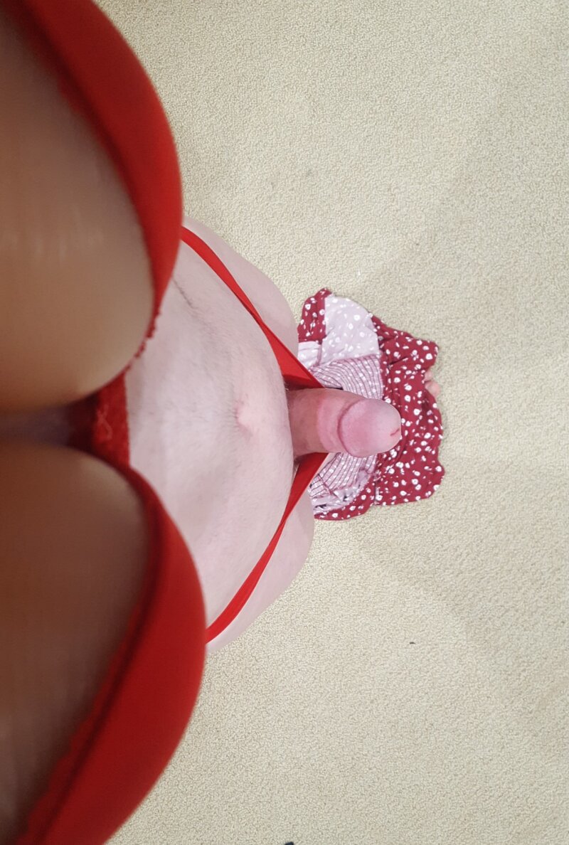 不管怎样，这件衣服在地板上看起来要好得多 picture