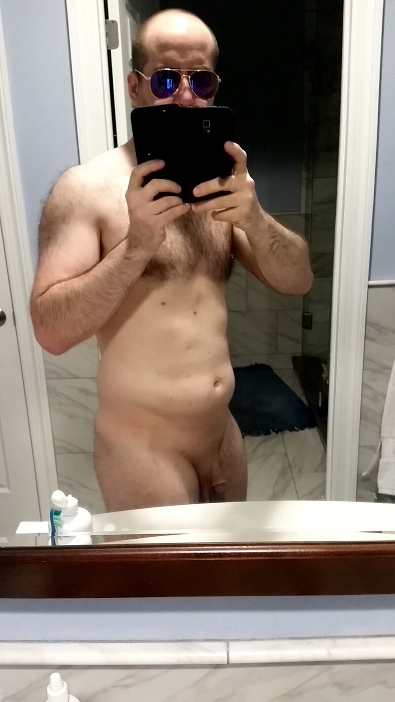 Banyomda yumuşak bir penisle tamamen çıplak. picture