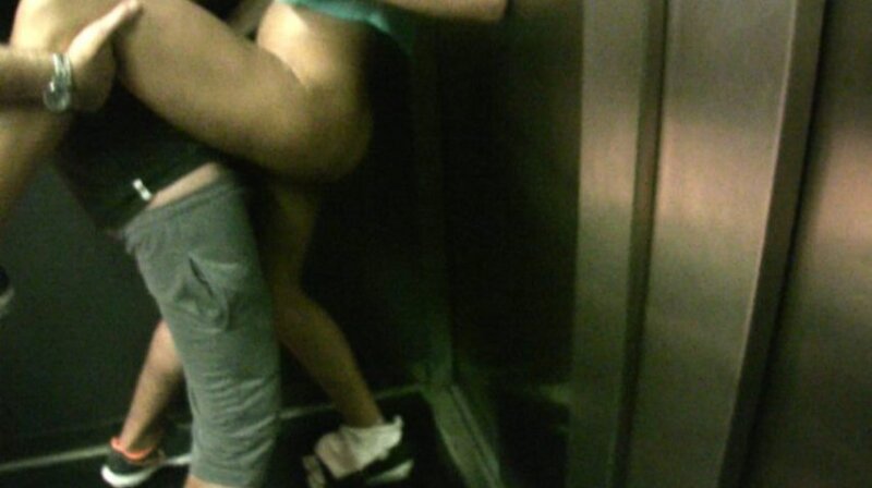 Baharatlı İspanyol garsonla asansörde hızlıca picture