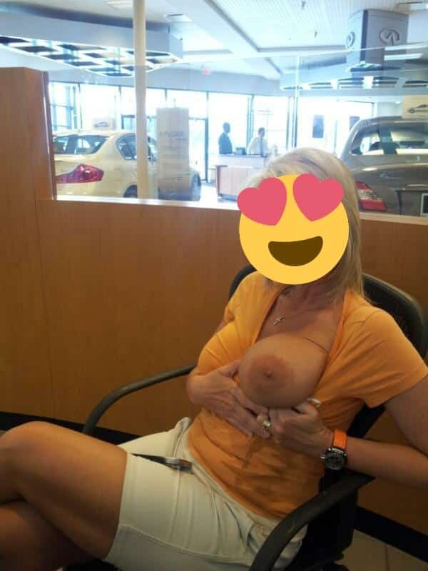 Con los nervios de punta. Imagino quedó grabado en las camaras de seguridad. Esposa de mi vecino mostrando las tetas en su trabajo ... picture