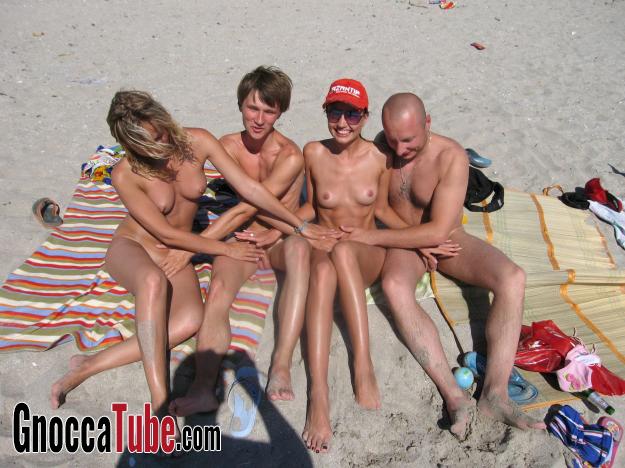 foto nudi al mare in una spiaggia per nudisti picture