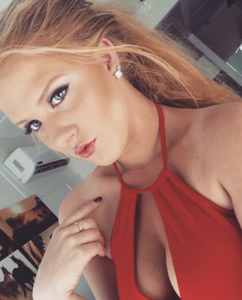 震荡器显示出一些令人敬畏的乳沟！ picture