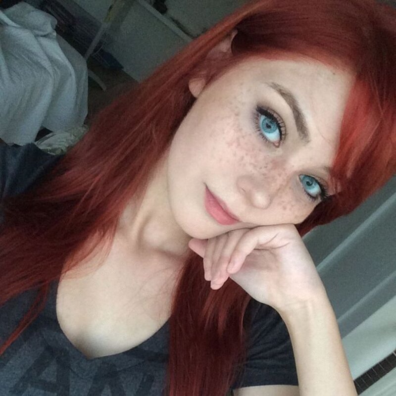 Kızıl saçlı, çiller, yeşil gözler picture