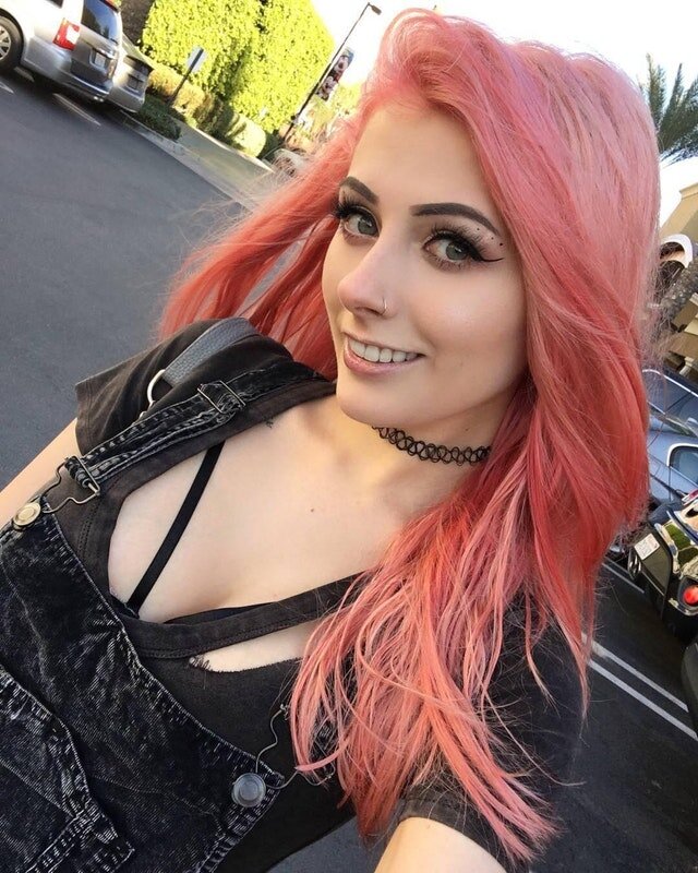 pink hair hottie picture