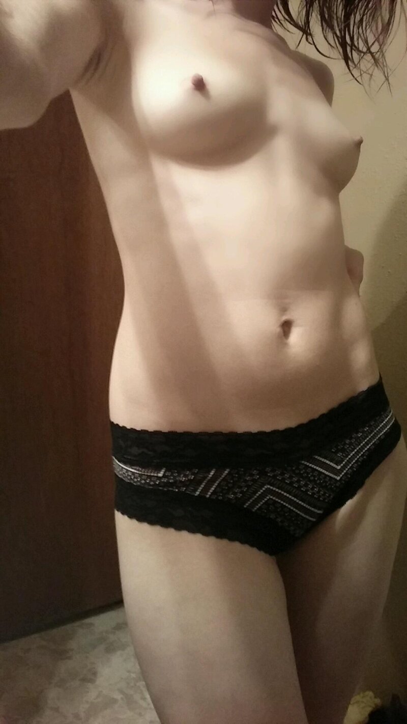 화려한 갈색 머리 하이 틴 (18+)와 뜨거운 가죽 끈 Selfshot 사진 picture