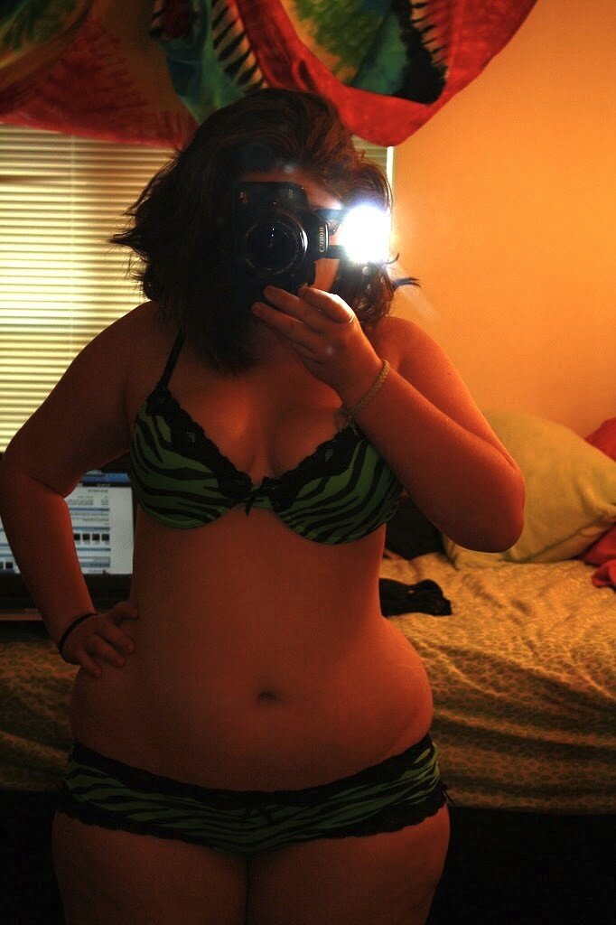 selfshot wide hips picture