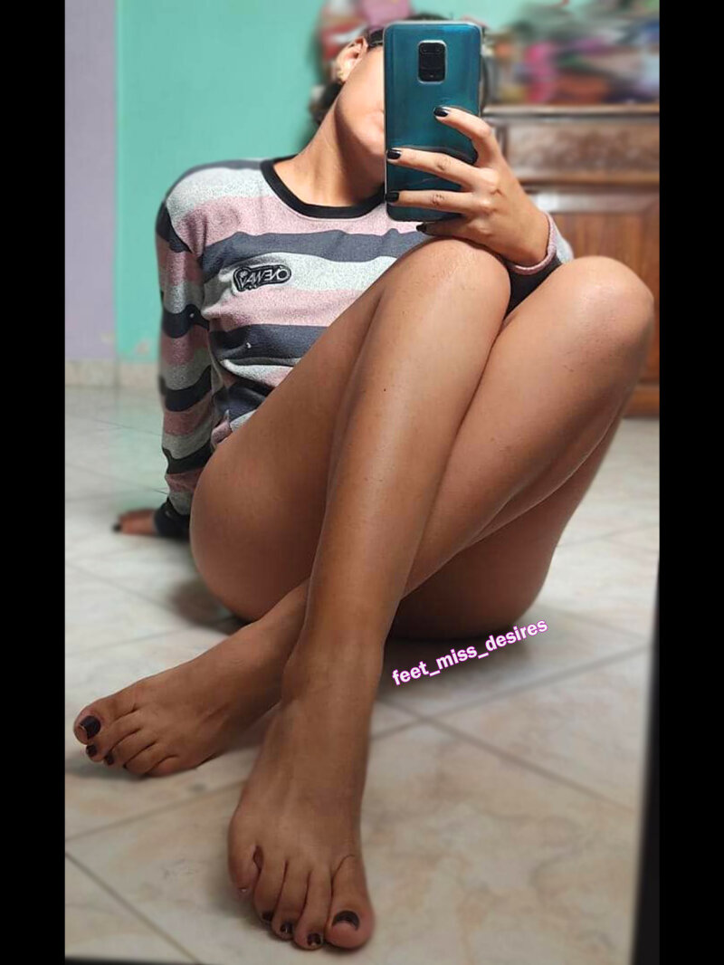 性感的黑发脚和腿。我的IG：foot_miss_desires picture