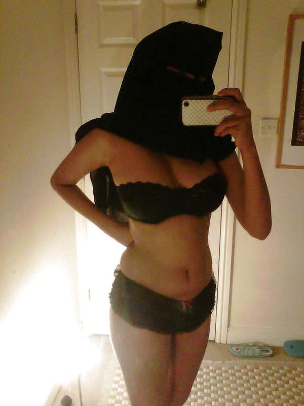 beautiful arabian girl mirror selfshot picture