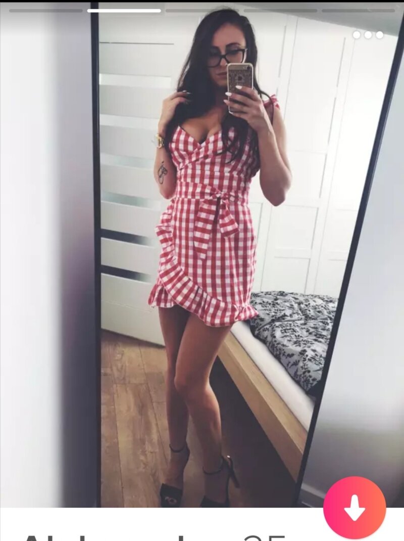 戴着眼镜的大波连小鸡 picture