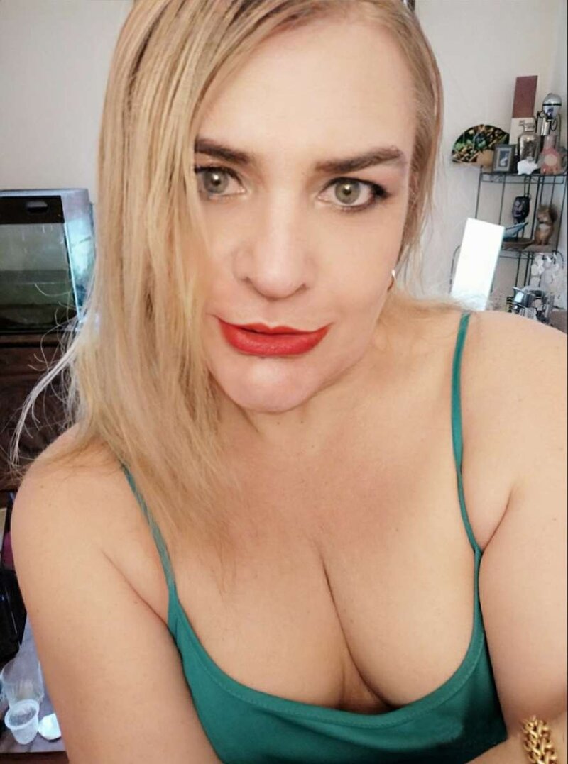 Trans blonde à Paris blond tranny tits showing picture