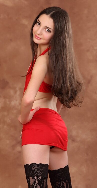 old-perv-59: Orada çok güzel bir popon var genç bayan. Eminim küçük eteğini dikizlersem, üzerinde çok güzel, dar bir külot giyeceksin. picture