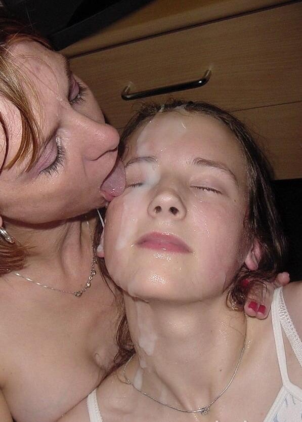 Anne ve kızı paylaşmak Cum picture