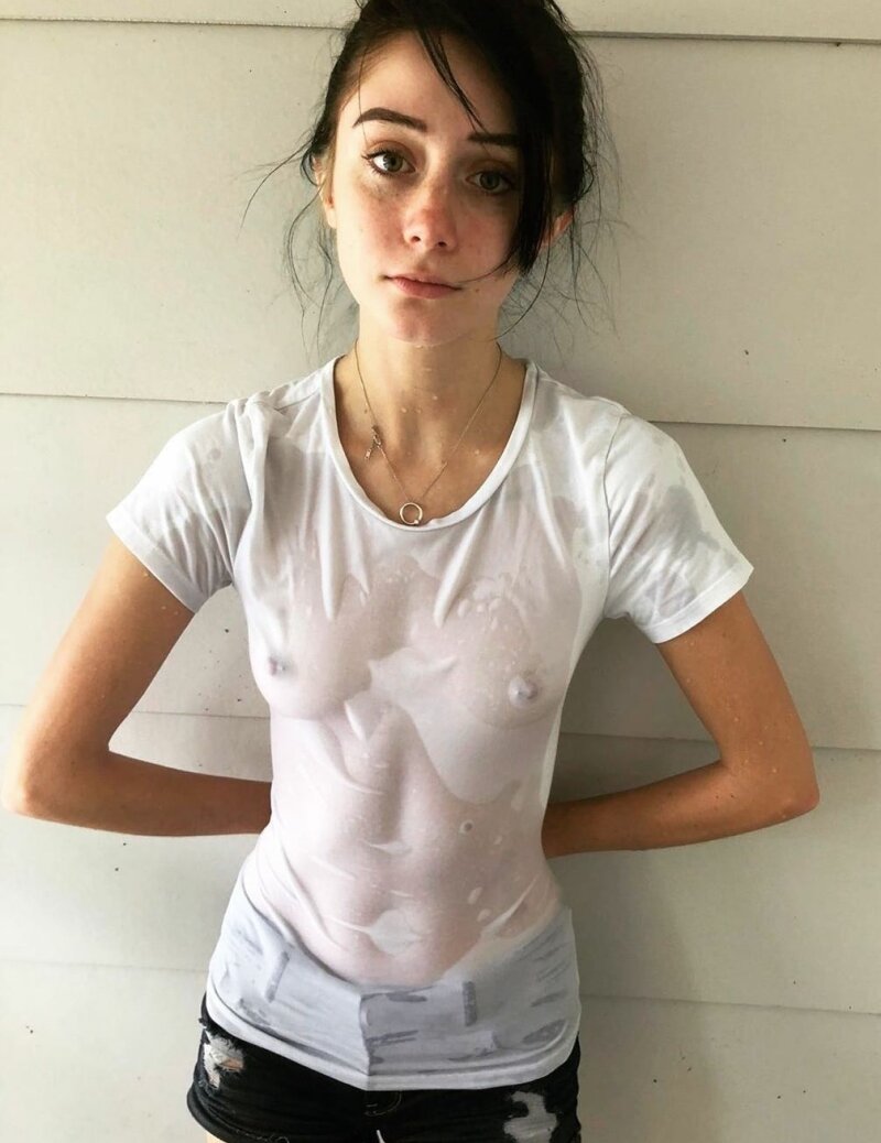 sevimli sütyensiz teen içinde ıslak gömlek picture