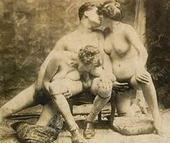 一个男人和两个女人在维多利亚时代的性感 picture