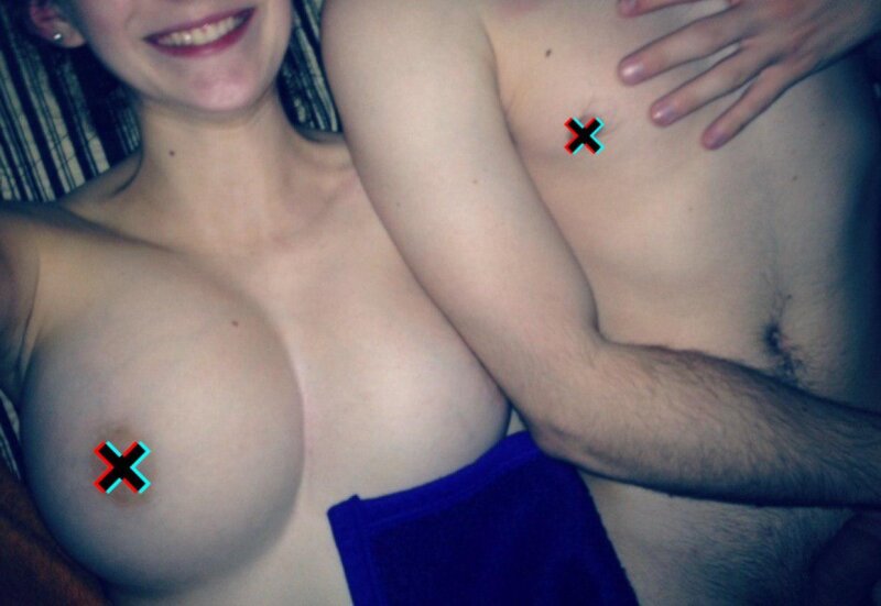 Ben ve karım arkadaşımla seks sırasında, karımın göğüslerini seviyor picture