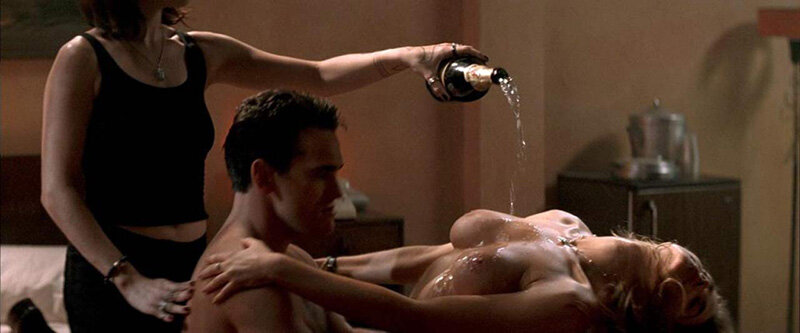 Neve Campbell & Denise Richards 'Wild Things'의 삼인조 장면 picture