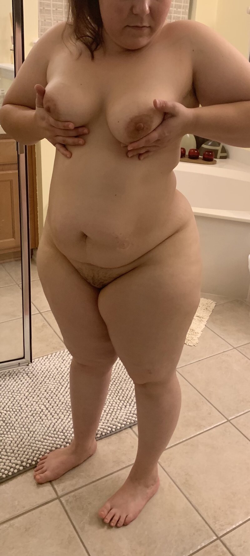 それらの垂れ下がった乳房を持ち上げます picture