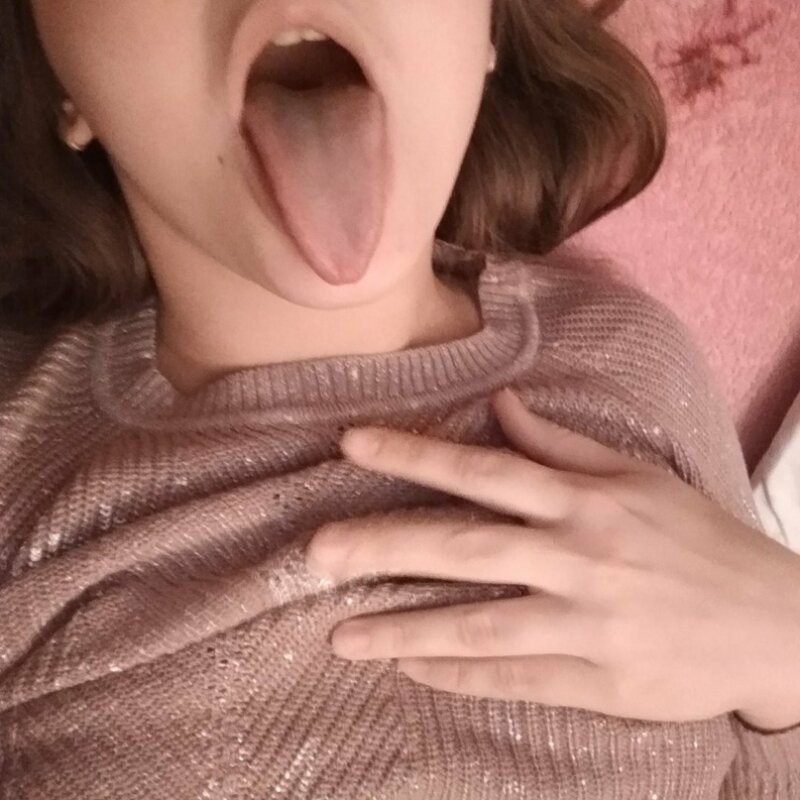 Amateur babe open mouth picture