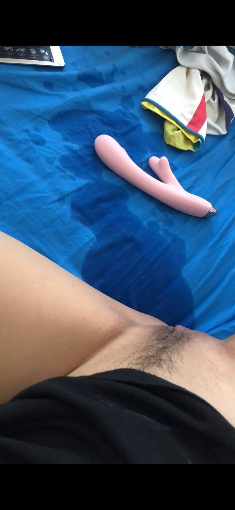 她玩着玩具，然后射精 picture
