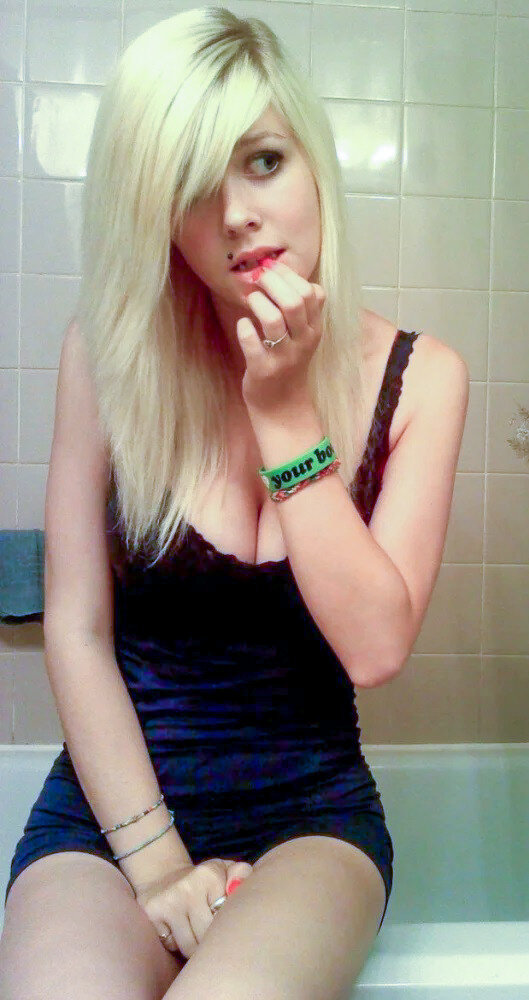 blonde teen in bathroom picture